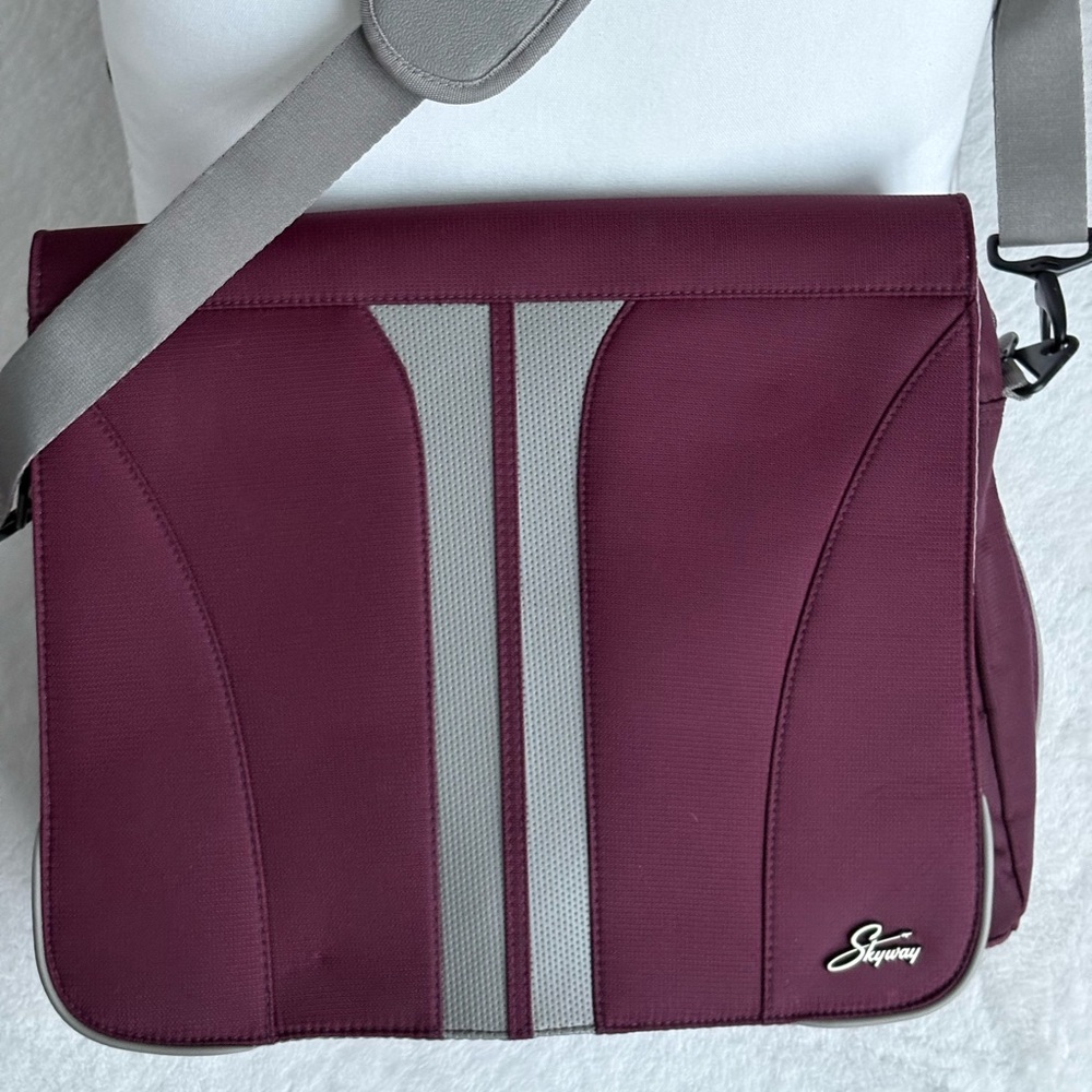 NWOT - Vintage Skyway "Decade" Soft Side Messenger/Computer Bag